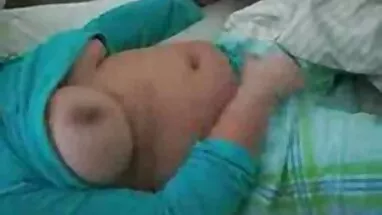 Tóc đỏ nóng nữ làm cho một cô gái tóc vàng với phim co trang set cô ấy miệng