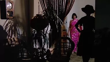 Angie tai phim set co trang