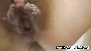 Trong pim xet co trang váy xám
